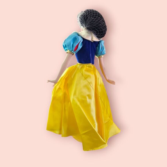 Franklin Mint Disney Snow White Heirloom doll - Picture 4 of 5